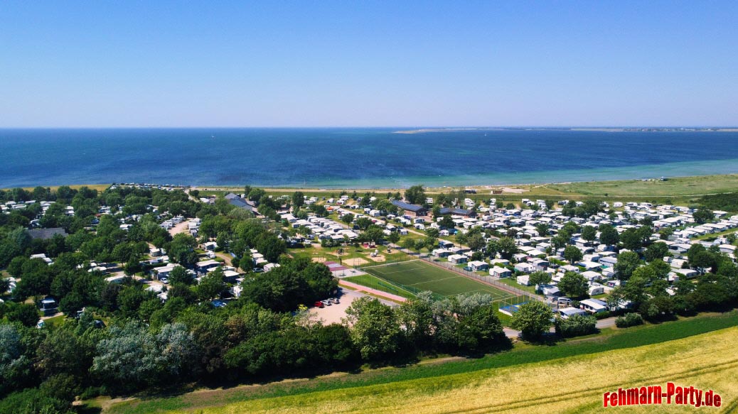 Campingplatz Strukkamphuk auf Fehmarn als Luftbild im Hintergrund ist die Ostsee zu sehen