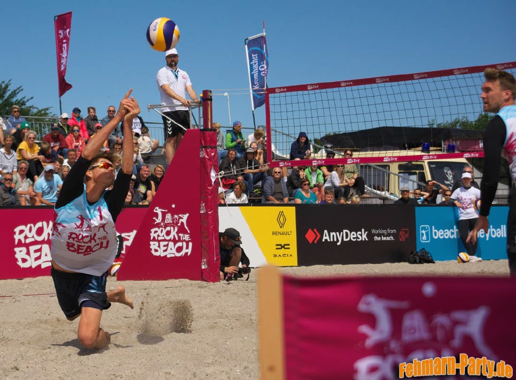 Spieler nimmt Volleyball an und wirbelt mit den Fßen Sand auf - Beachvolleyballtunier auf Fehmarn