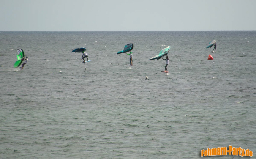 5 Wingfoil-Surfer auf der Ostsee vor Fehmarn